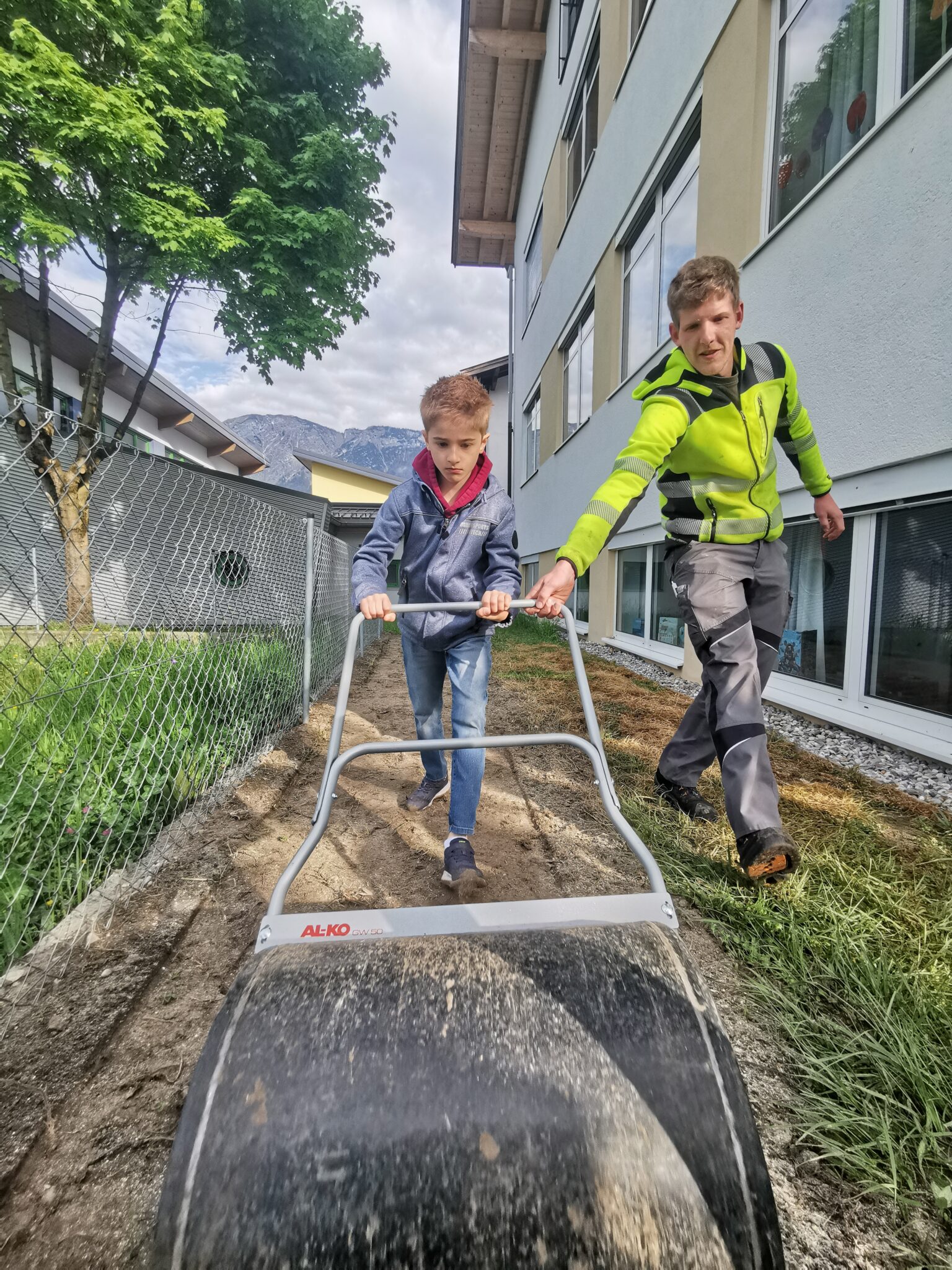 Auf der Blumenwiese hinterm Haus … – 3. Klasse – Voklsschule