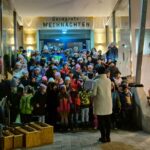 Adventfeier vor der Volksschule Oberlangkampfen