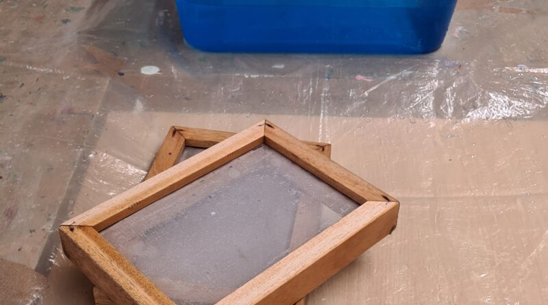 4. Klasse – Workshop „Papier schöpfen“